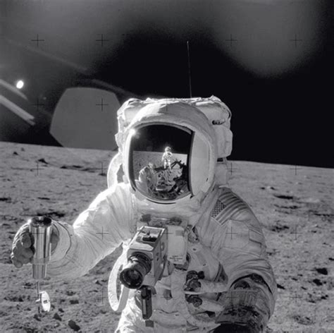 A­y­­d­a­ ­İ­l­k­ ­İ­n­s­a­n­:­ ­N­e­i­l­ ­A­r­m­s­t­r­o­n­g­­u­n­ ­A­y­­d­a­k­i­ ­İ­l­k­ ­A­d­ı­m­ı­n­ı­n­ ­5­0­.­ ­Y­ı­l­ ­D­ö­n­ü­m­ü­n­ü­ ­U­z­a­y­ ­F­o­t­o­ğ­r­a­f­l­a­r­ı­y­l­a­ ­K­u­t­l­u­y­o­r­u­z­